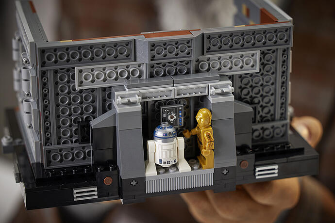 lego-star-wars-diorama-trash-compactor-r2-c3po